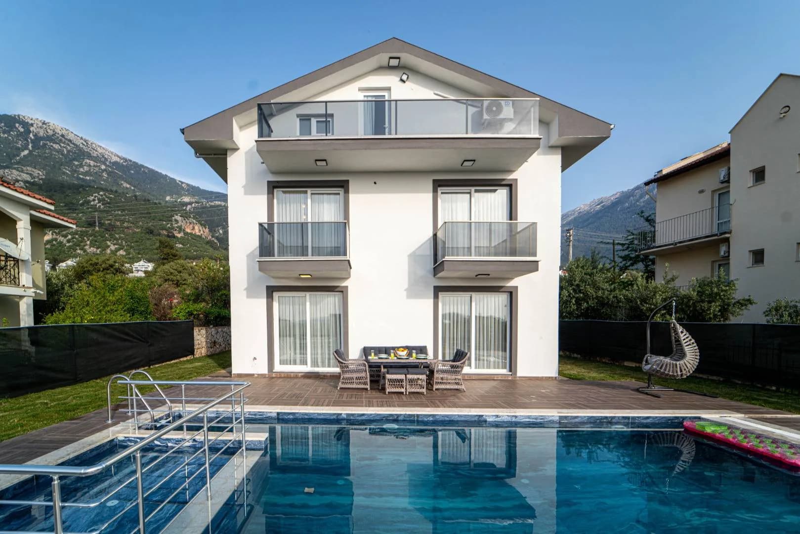 Fethiye'de Ölüdeniz'de Merkezi Konumda, Çocuk Havuzlu, Modern Villa görsel 1