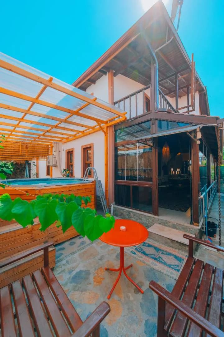 Sapanca Göl'de Otantik Tasarımlı, Isıtmalı Havuzlu, Jakuzili Villa görsel 1