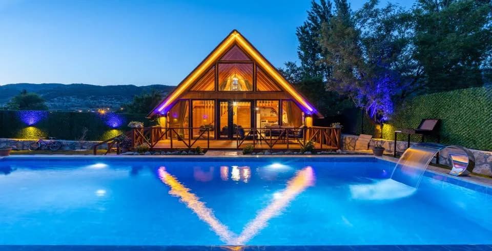 Kaş Sarıbelen'de Geniş Bahçeli, Özel Havuzlu, 2+1 Kiralık Bungalov görsel 1