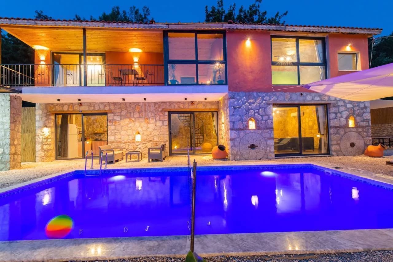 Kaş Üzümlü'de Çekirdek Ailelere Uygun, Özel Havuzlu, Modern Villa görsel 1