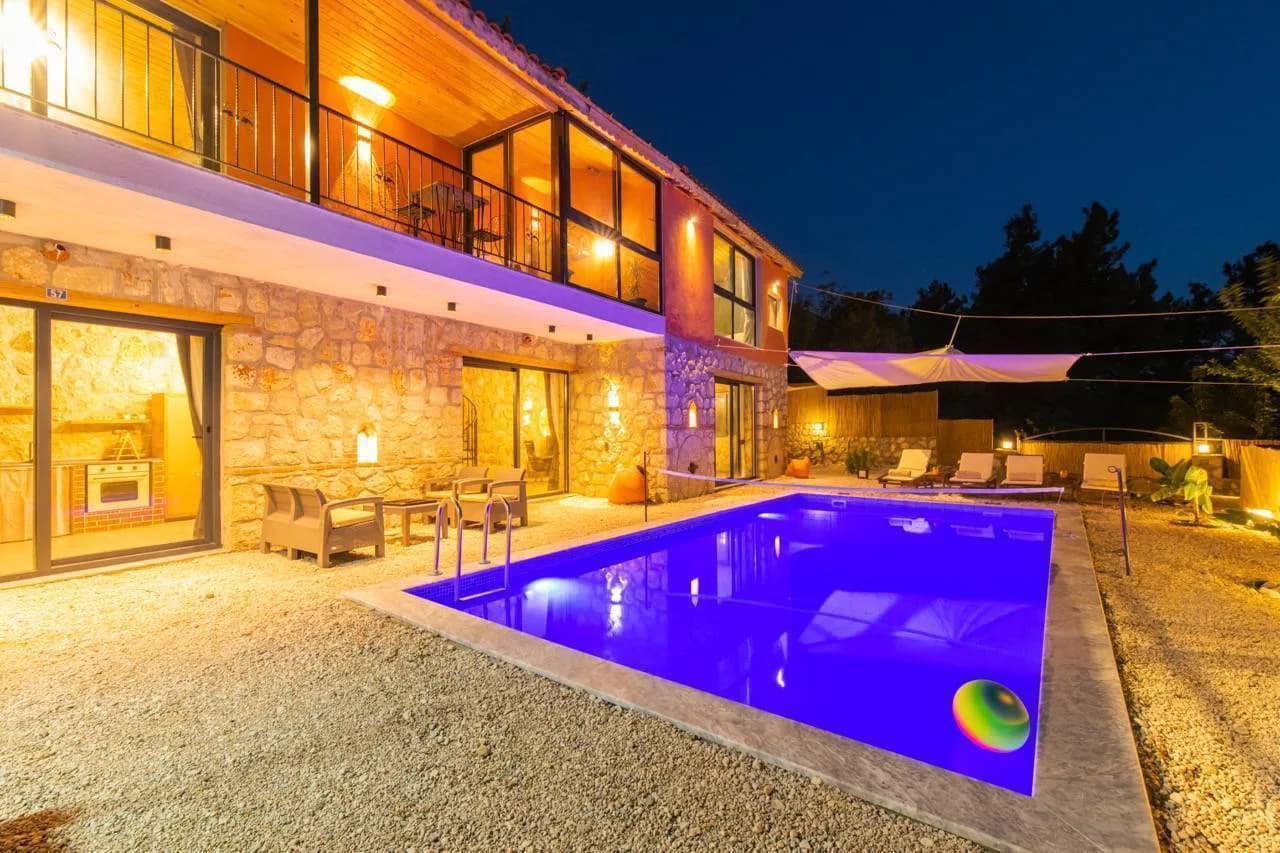 Kaş Üzümlü'de Çekirdek Ailelere Uygun, Özel Havuzlu, Modern Villa görsel 2