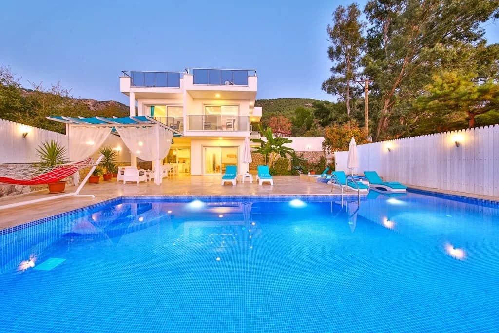 Kaş Üzümlü'de Doğa ve Deniz Manzaralı, Özel Havuzlu, Bahçeli Villa görsel 1