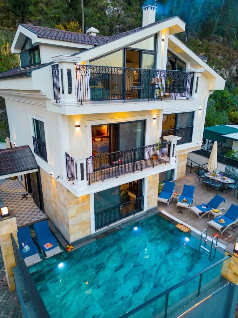 Muğla Fethiye'de Enfes Deniz Manzaralı, Kapalı Havuzlu, Saunalı Villa görsel 1