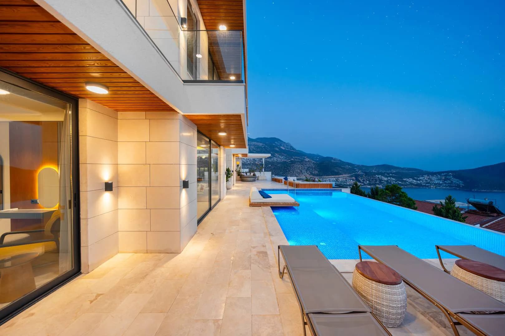 Kaş Kalkan'da Göz Alıcı Manzaralı, Sonsuzluk Havuzlu, Olanaklı Villa görsel 3