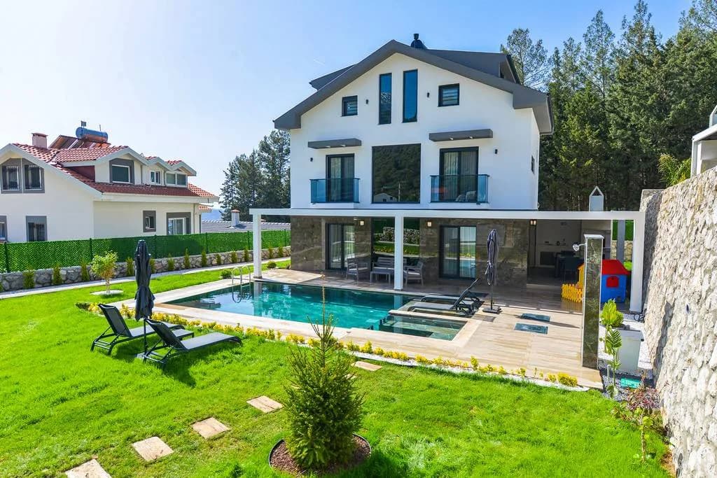 Fethiye Ölüdeniz'de Geniş Bahçeli, Özel Havuzlu, Kiralık Villa görsel 1