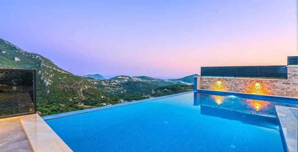 Kaş İslamlar'da Otantik Tasarımlı, Isıtmalı Özel Havuzlu, Taş Ev görsel 1