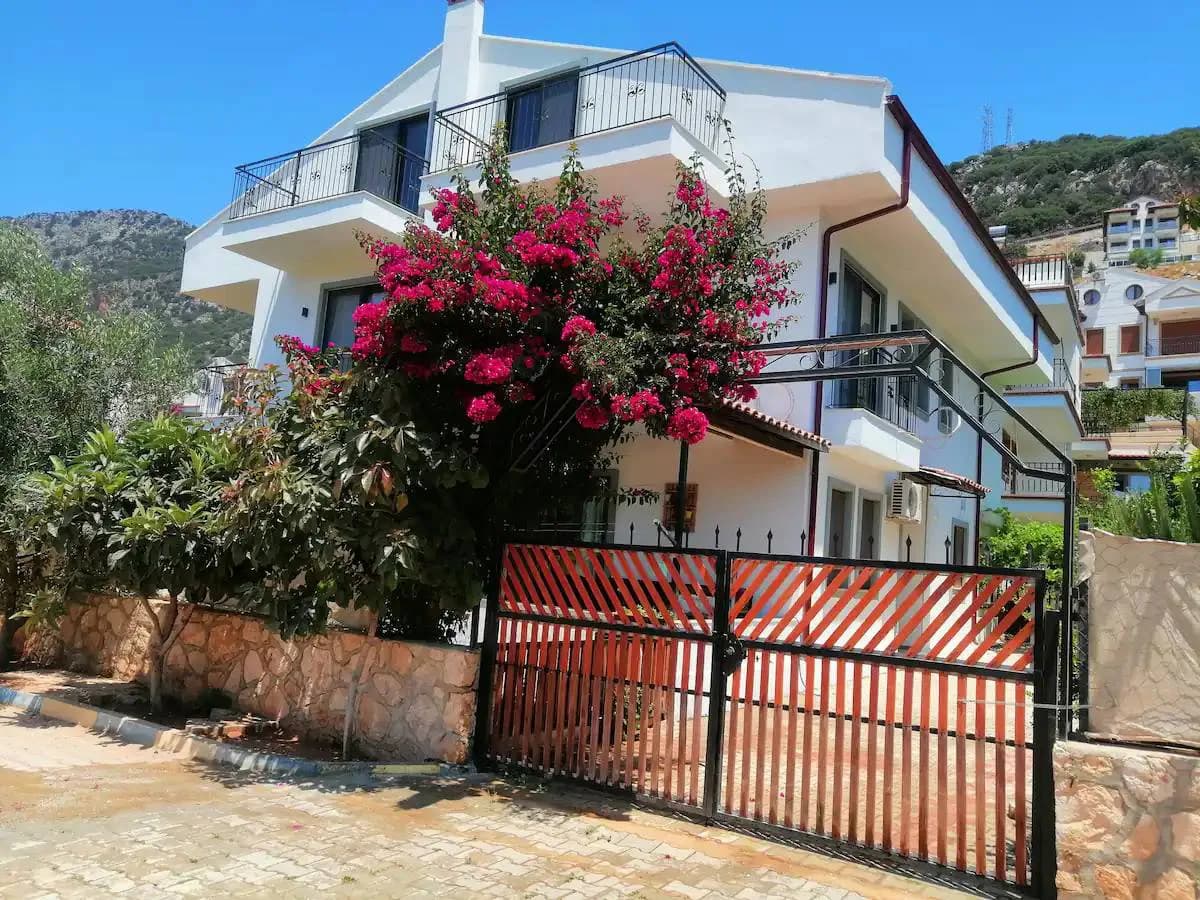 Kaş Andifli'de Merkezi Konumda, Geniş Bahçeli, Konforlu Suit görsel 1