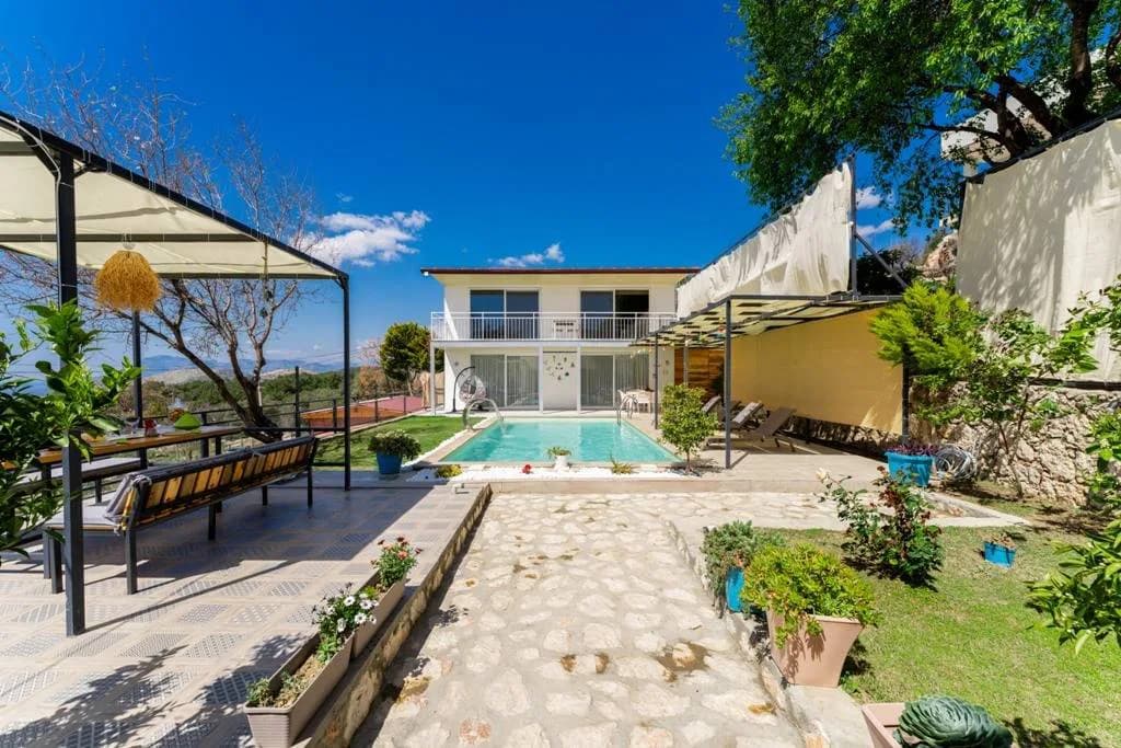 Kaş İslamlar'da Geniş Bahçeli, Özel Havuzlu, Konforlu Villa görsel 2