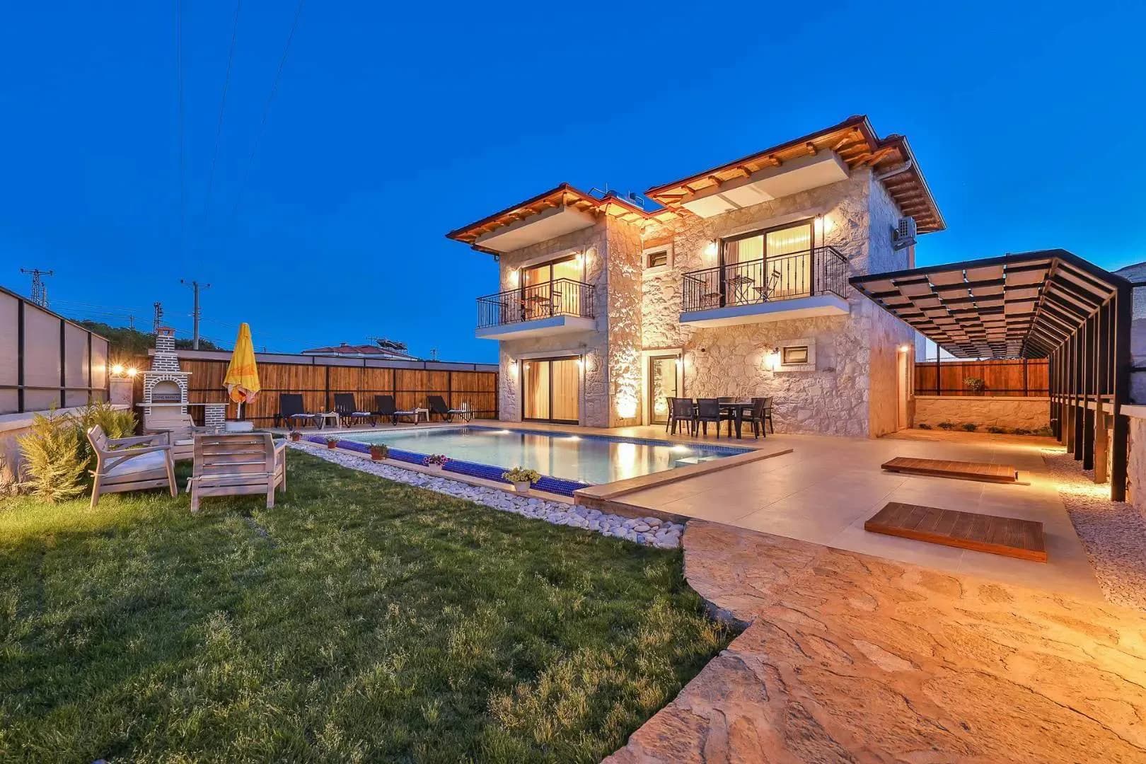 Kaş Andifli'de Geniş Bahçeli, Özel Havuzlu, Konforlu Villa görsel 2