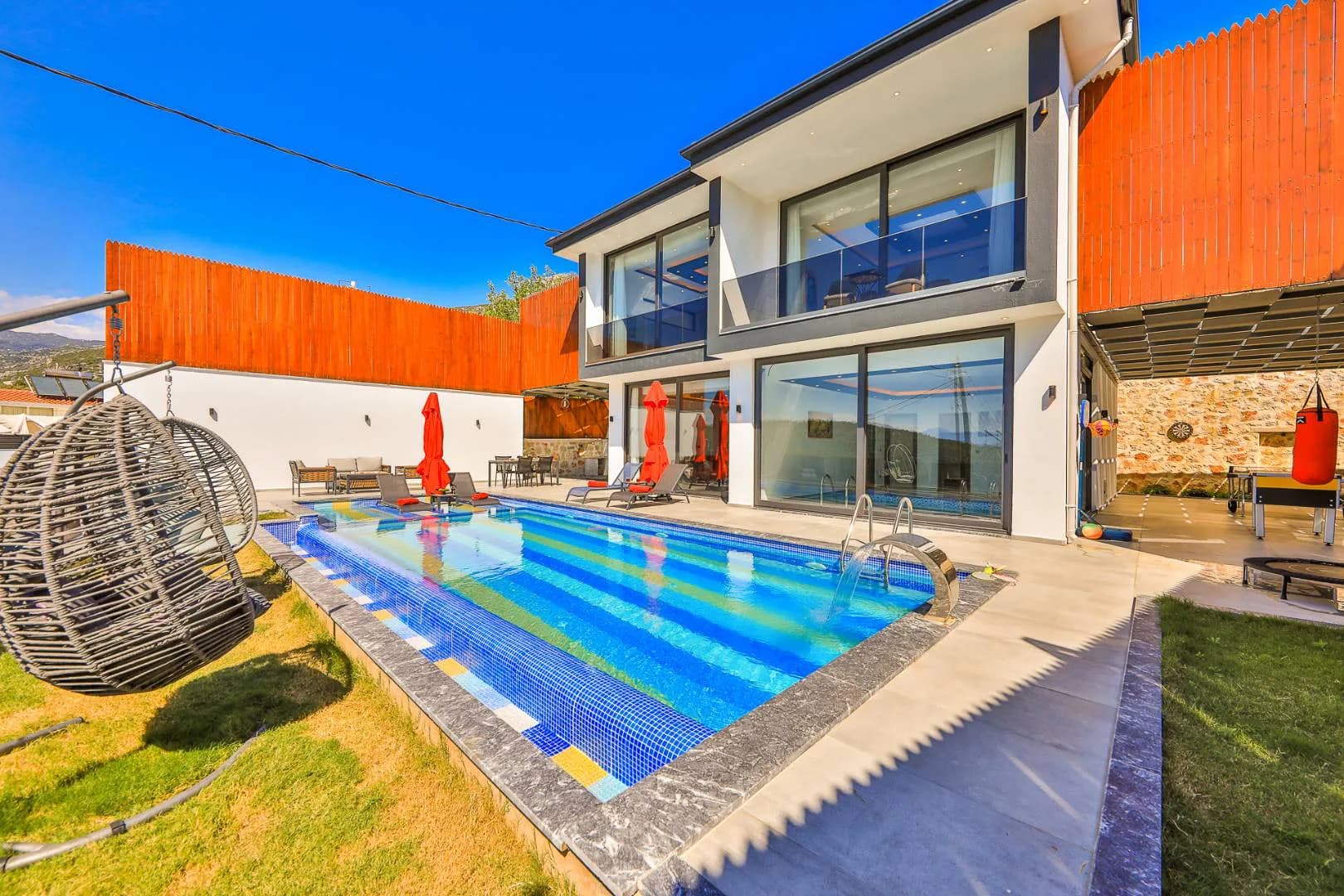 Kaş İslamlar'da Modern Tasarımlı, Özel Havuzlu, Olanaklı Villa görsel 2
