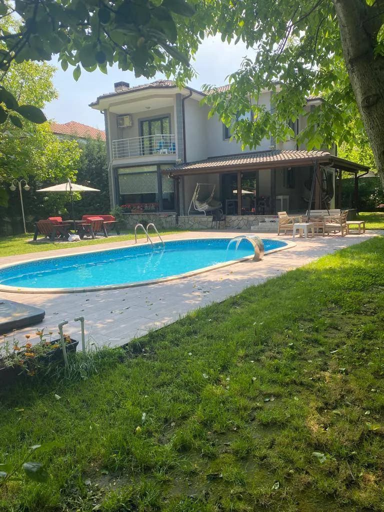 Sapanca'da Kalabalık Ailelere Uygun, Isıtmalı Havuzlu, Modern Villa görsel 3
