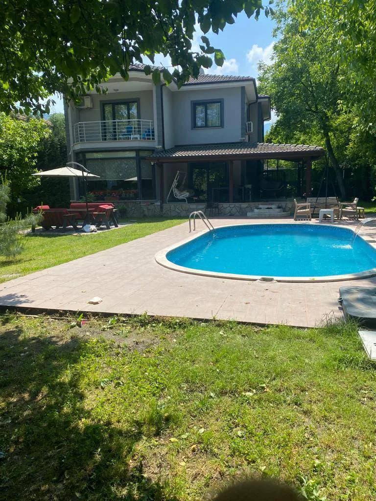 Sapanca'da Kalabalık Ailelere Uygun, Isıtmalı Havuzlu, Modern Villa görsel 2