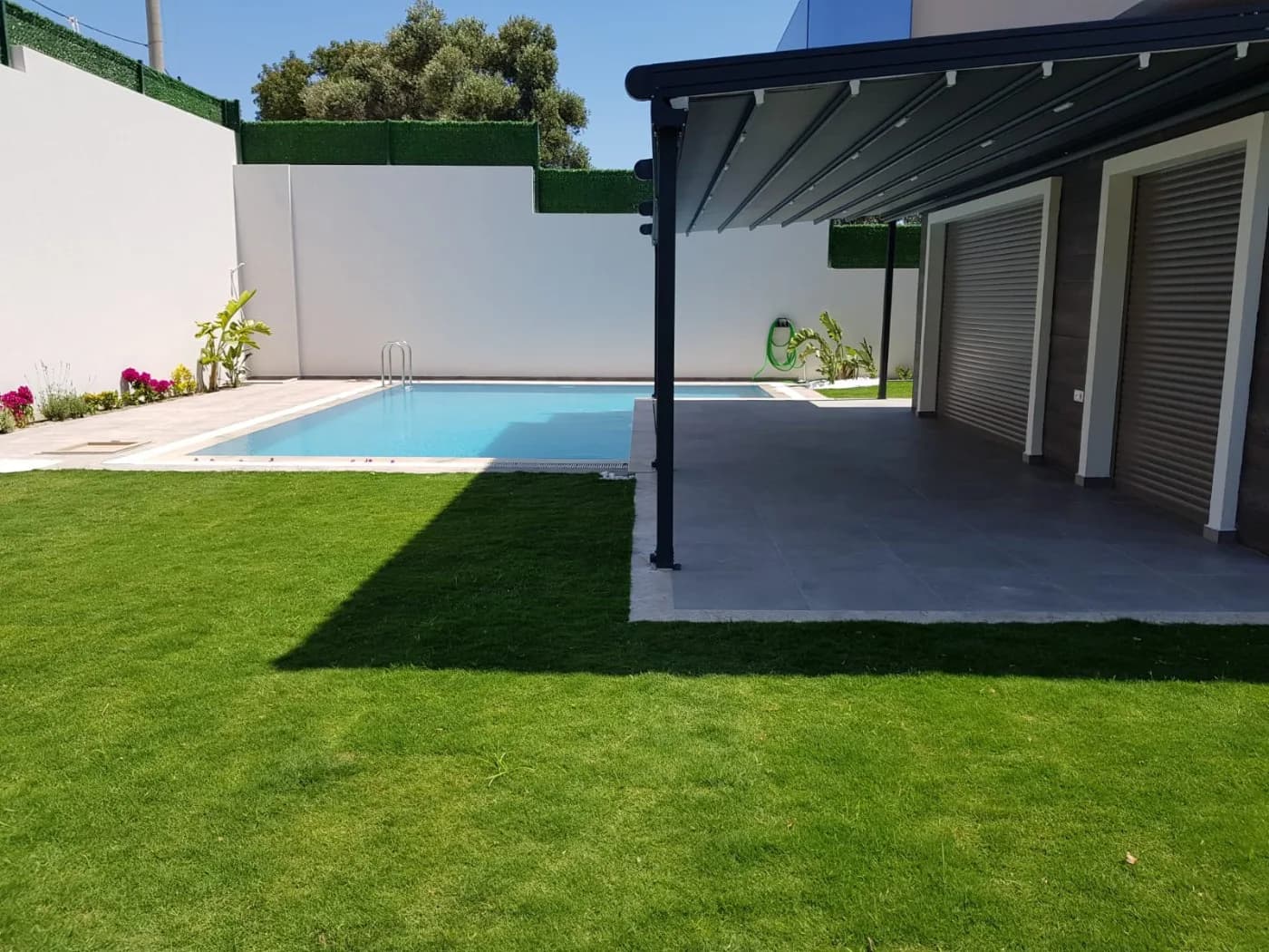 İzmir Çeşme'de Merkezi Konumda, Özel Havuzlu, Bahçeli Villa görsel 3