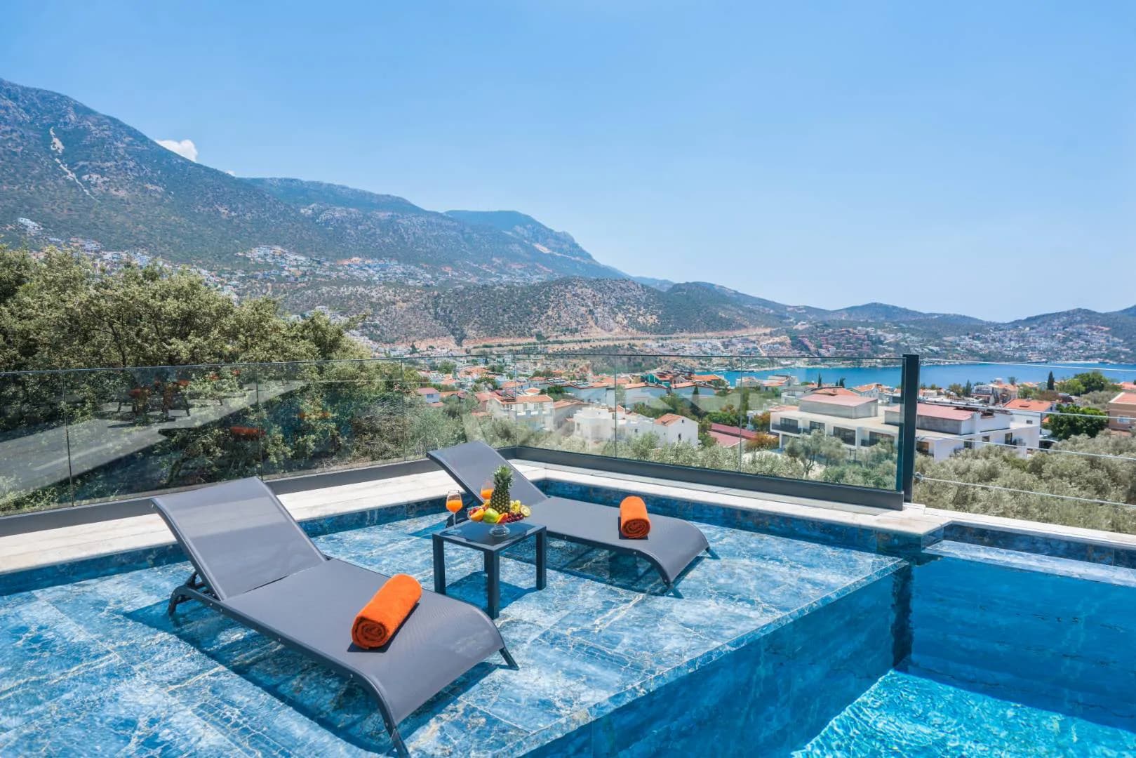 Kaş Kalkan'da Merkeze Yakın, Açık ve Kapalı Havuzlu, Olanaklı Villa görsel 2