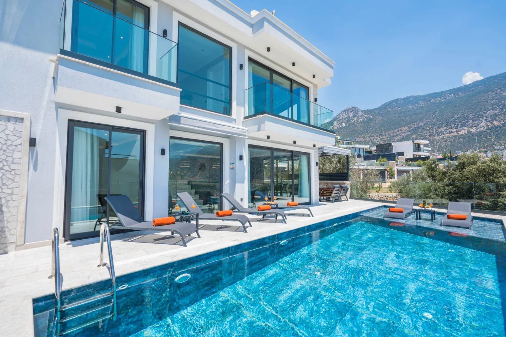 Kaş Kalkan'da Merkeze Yakın, Açık ve Kapalı Havuzlu, Olanaklı Villa görsel 3