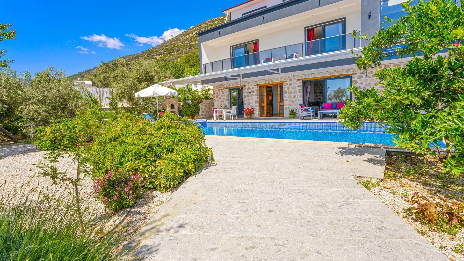 Kaş Üzümlü'de Doğa İçerisinde, Isıtmalı Havuzlu, Balayı Villası görsel 2