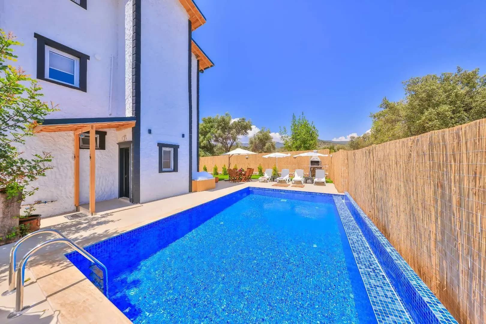 Kaş Bayındır'da Geniş Bahçeli, Özel Havuzlu, Kiralık Villa görsel 2