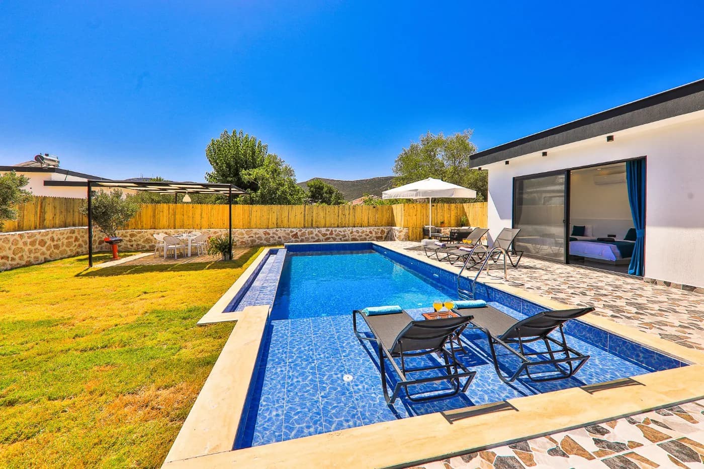 Kaş Sarıbelen'de Geniş Bahçeli, Özel Havuzlu, Modern Dizaynlı Villa görsel 3