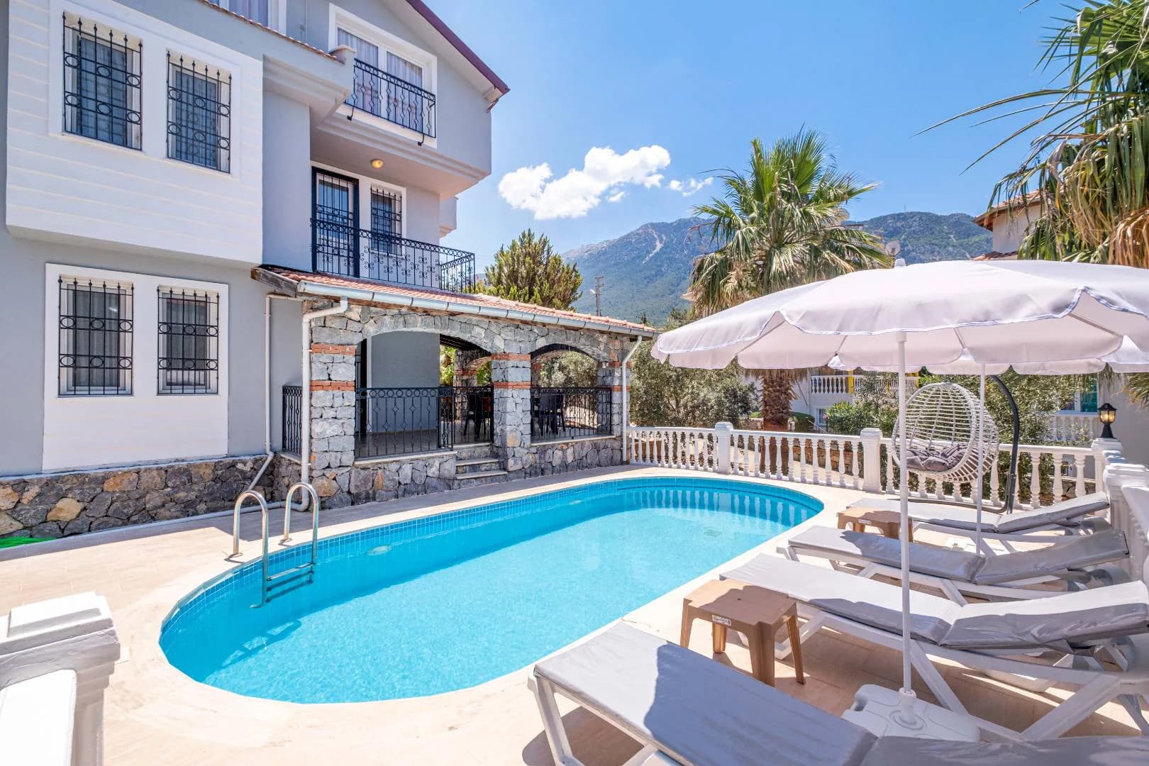 Fethiye Ölüdeniz'de Merkezi Konumda, Özel Havuzlu, 8 Kişilik Kiralık Villa görsel 2