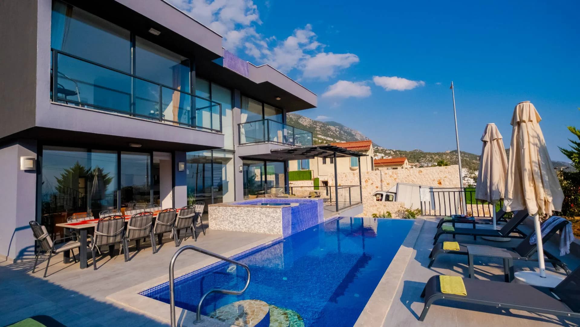 Kaş Kalkan'da Modern Tasarımlı, Özel Çift Havuzlu, Konforlu Villa görsel 2