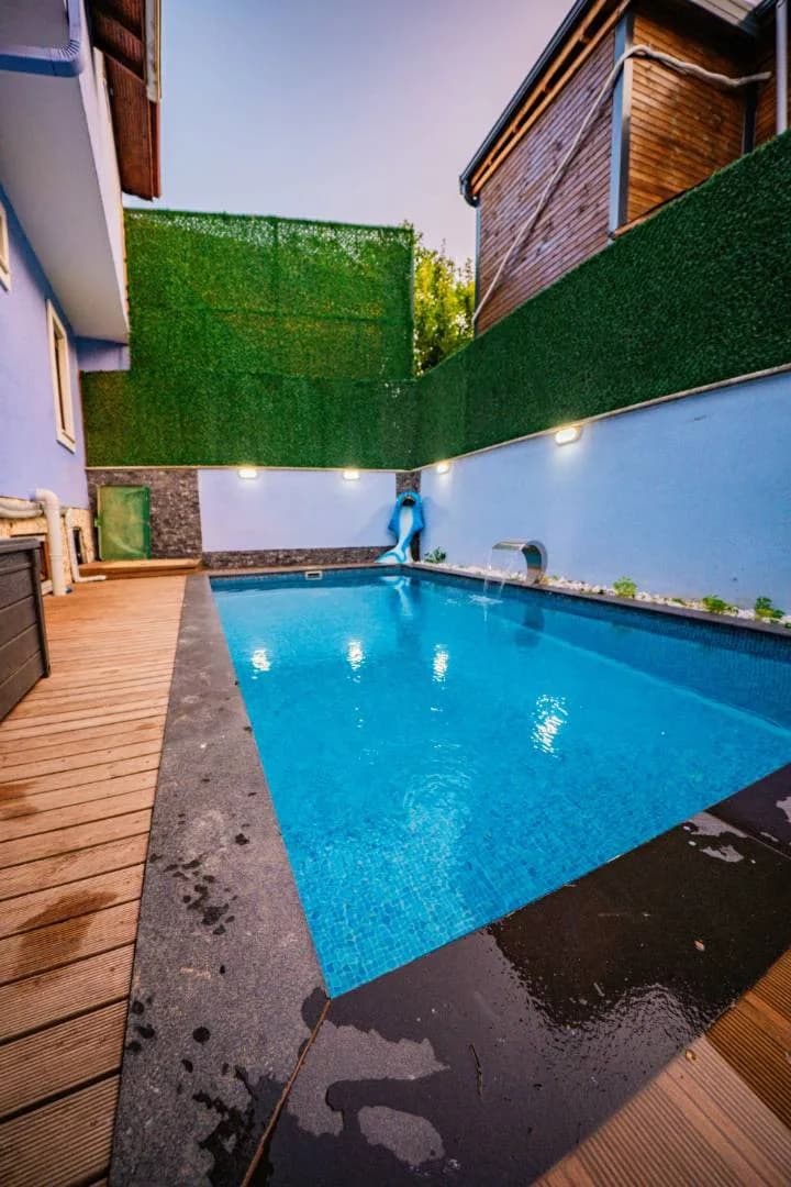 Sapanca Rüstempaşa'da Merkezi Konumda, Isıtmalı Havuzlu, Kiralık Villa görsel 3