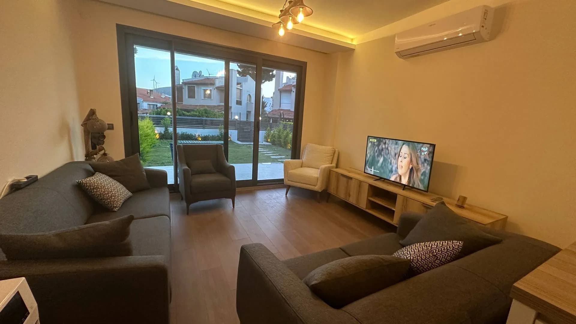 İzmir Çeşme'de Muhteşem Doğa Manzaralı, 6 Kişilik, Çocuk Oyun Alanlı Modern Villa görsel 2