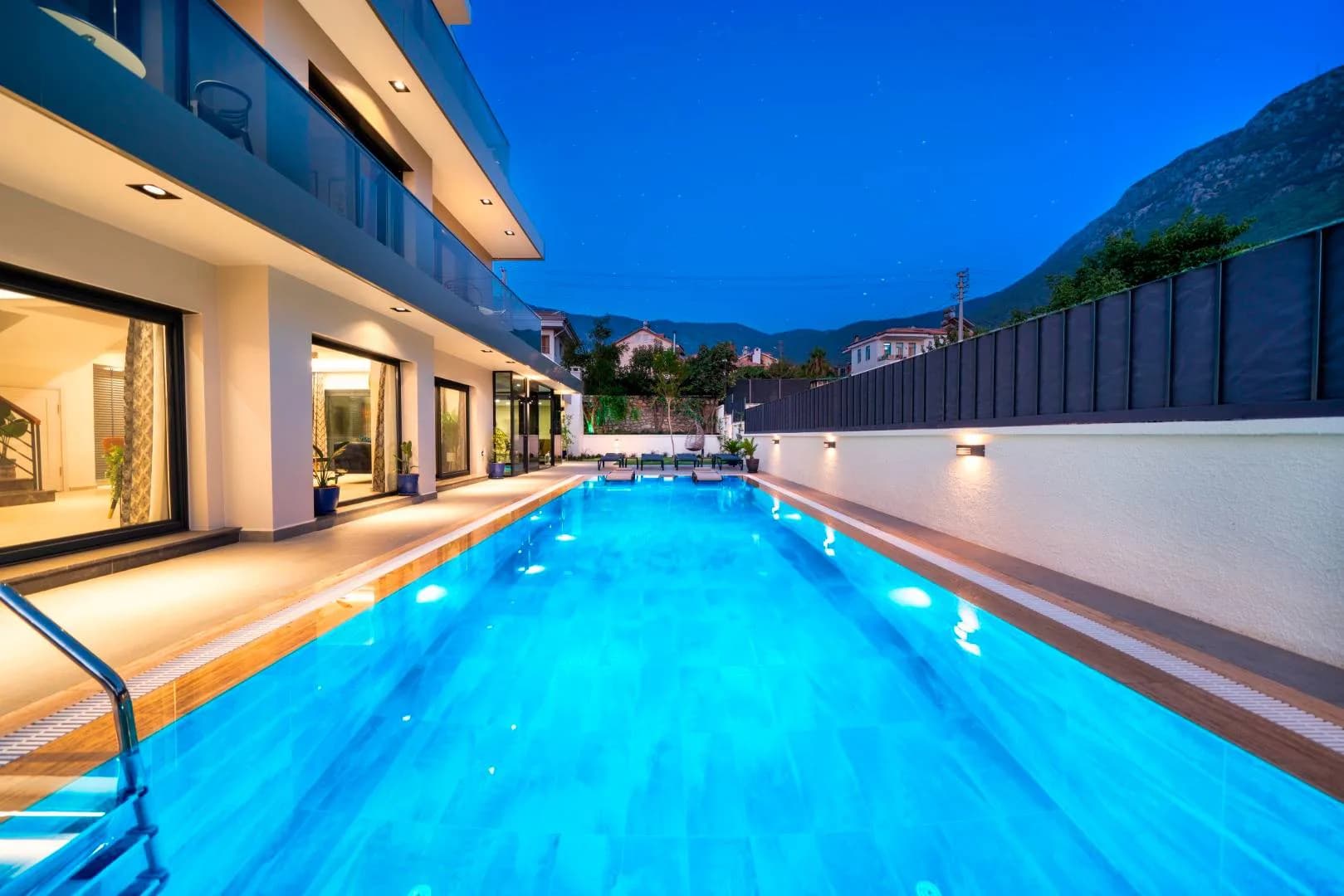 Fethiye Ölüdeniz'de Modern Mimarili, Açık ve Kapalı Havuzlu, 4+1 Villa görsel 2