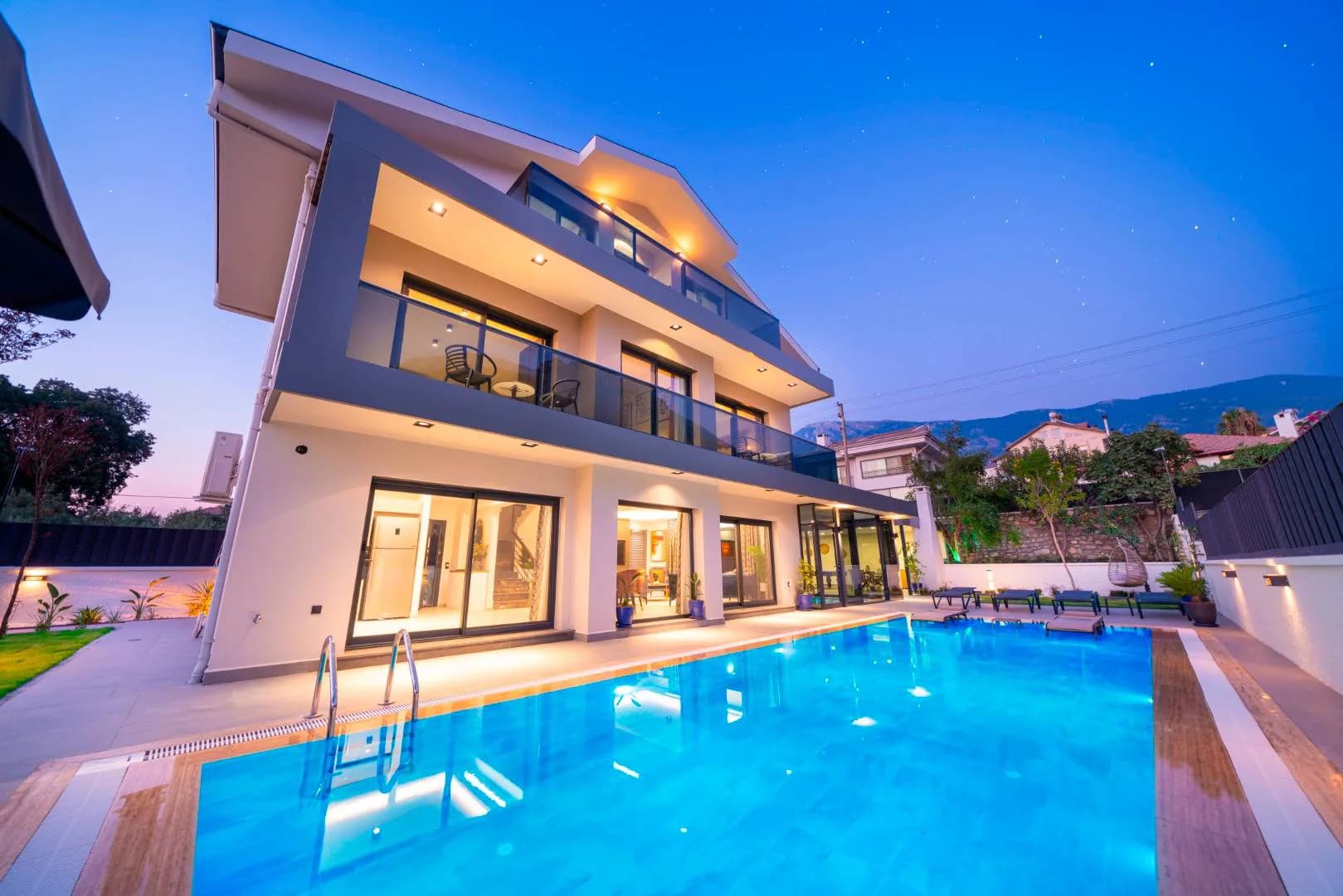Fethiye Ölüdeniz'de Modern Mimarili, Açık ve Kapalı Havuzlu, 4+1 Villa görsel 3
