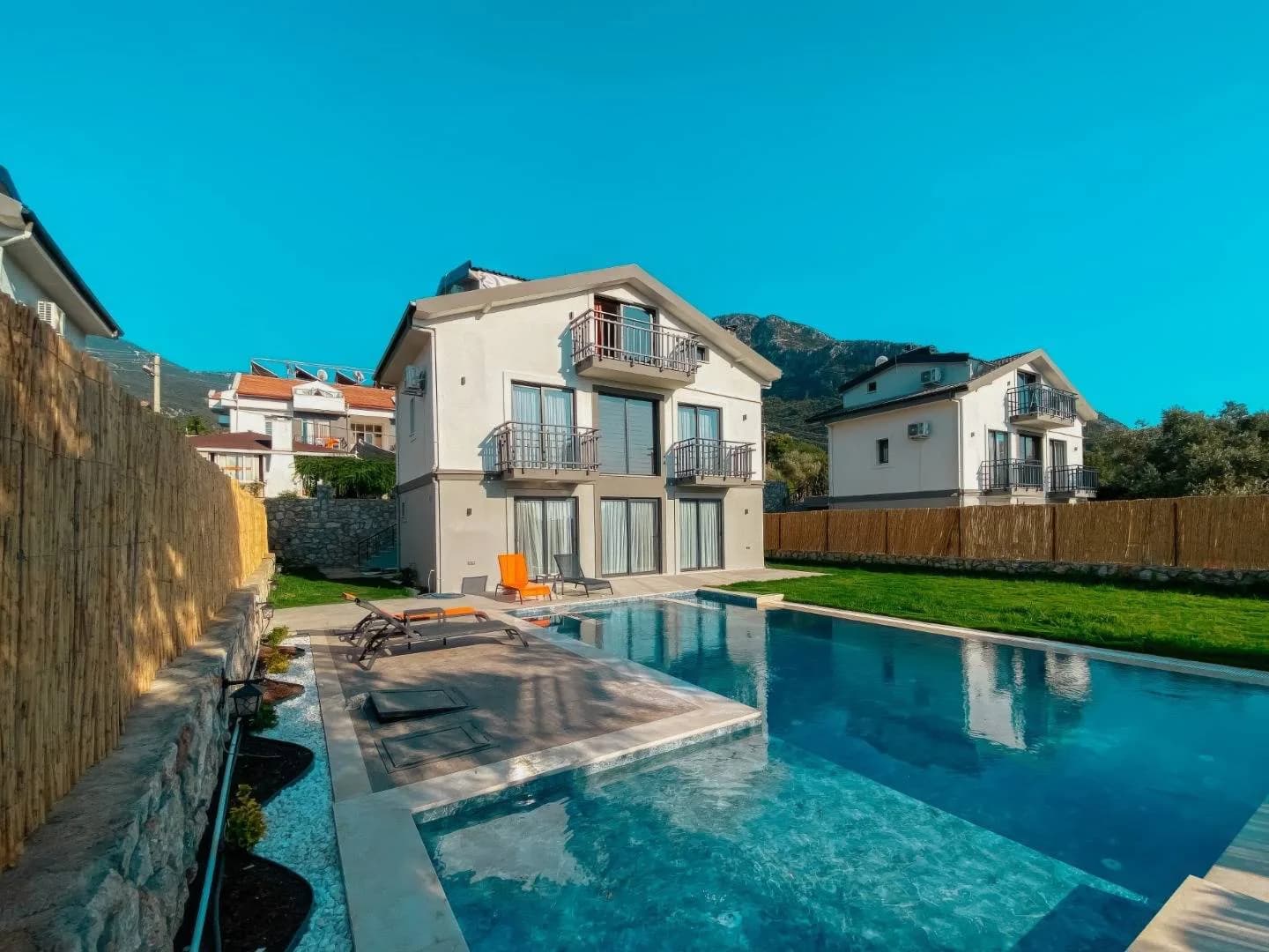 Fethiye Ölüdeniz'de Merkeze Yakın, Açık ve Kapalı Havuzlu, Lüks Villa görsel 2