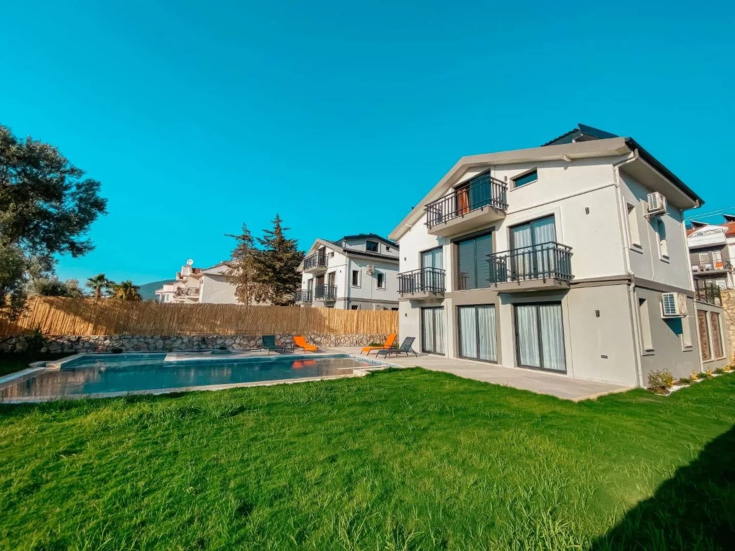 Fethiye Ölüdeniz'de Merkeze Yakın, Açık ve Kapalı Havuzlu, Lüks Villa görsel 3