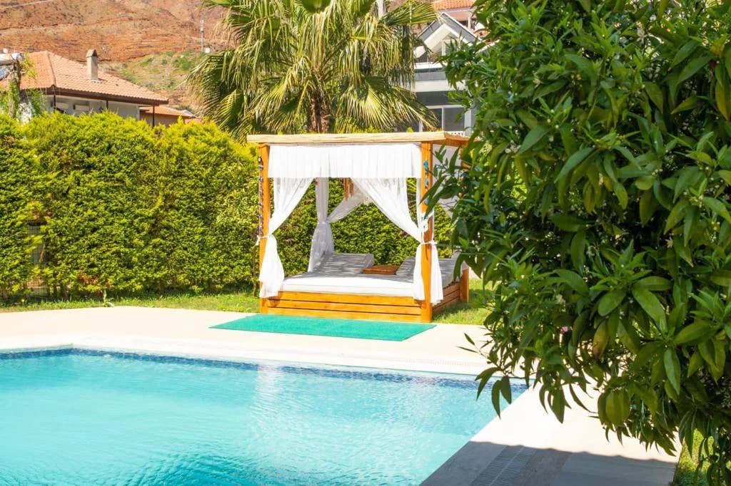 Muğla Marmaris'te Geniş Bahçeli, Özel Havuzlu, Konforlu Villa görsel 3