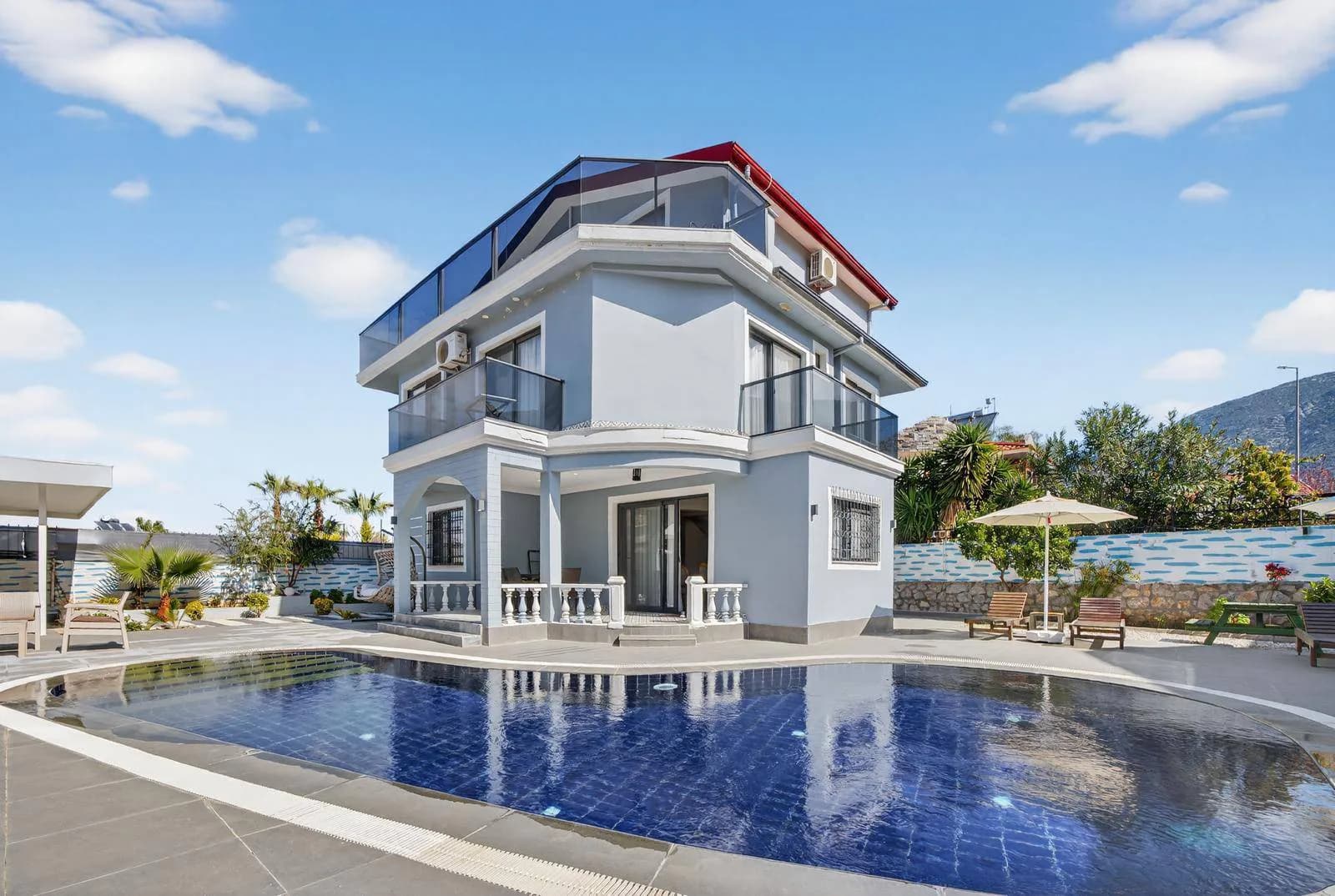 Fethiye Ölüdeniz'de Geniş Alanlara Sahip, Özel Havuzlu, 4+1 Villa görsel 3