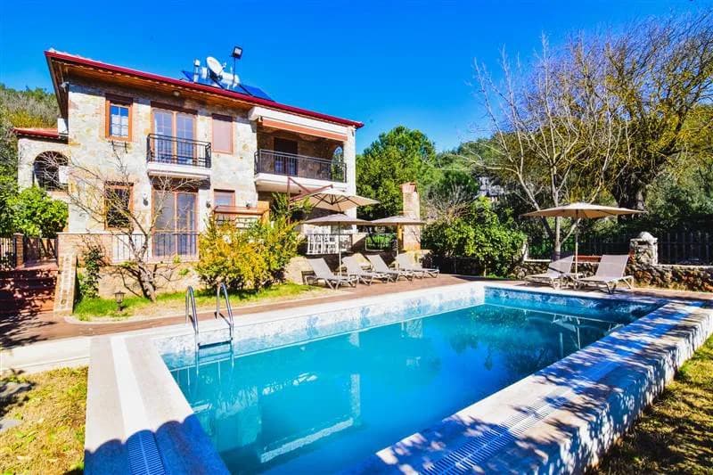 Muğla Fethiye'de Huzurlu, Ahşap Mimarili, 6 Kişilik Kiralık Villa görsel 2