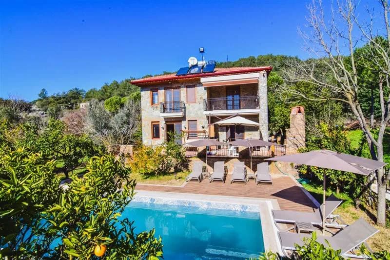 Muğla Fethiye'de Huzurlu, Ahşap Mimarili, 6 Kişilik Kiralık Villa görsel 3