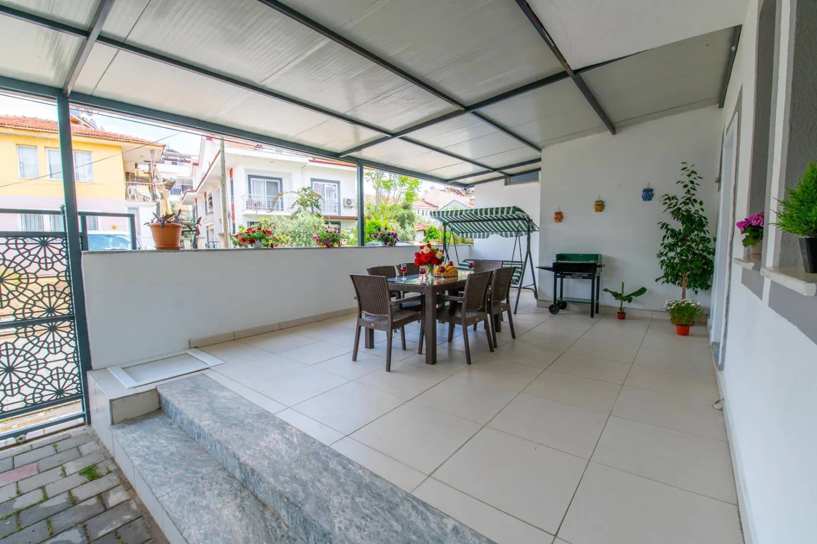 Muğla Fethiye'de Merkezi Konumda, Bahçeli, Modern Tasarımlı Tatil Evi görsel 2