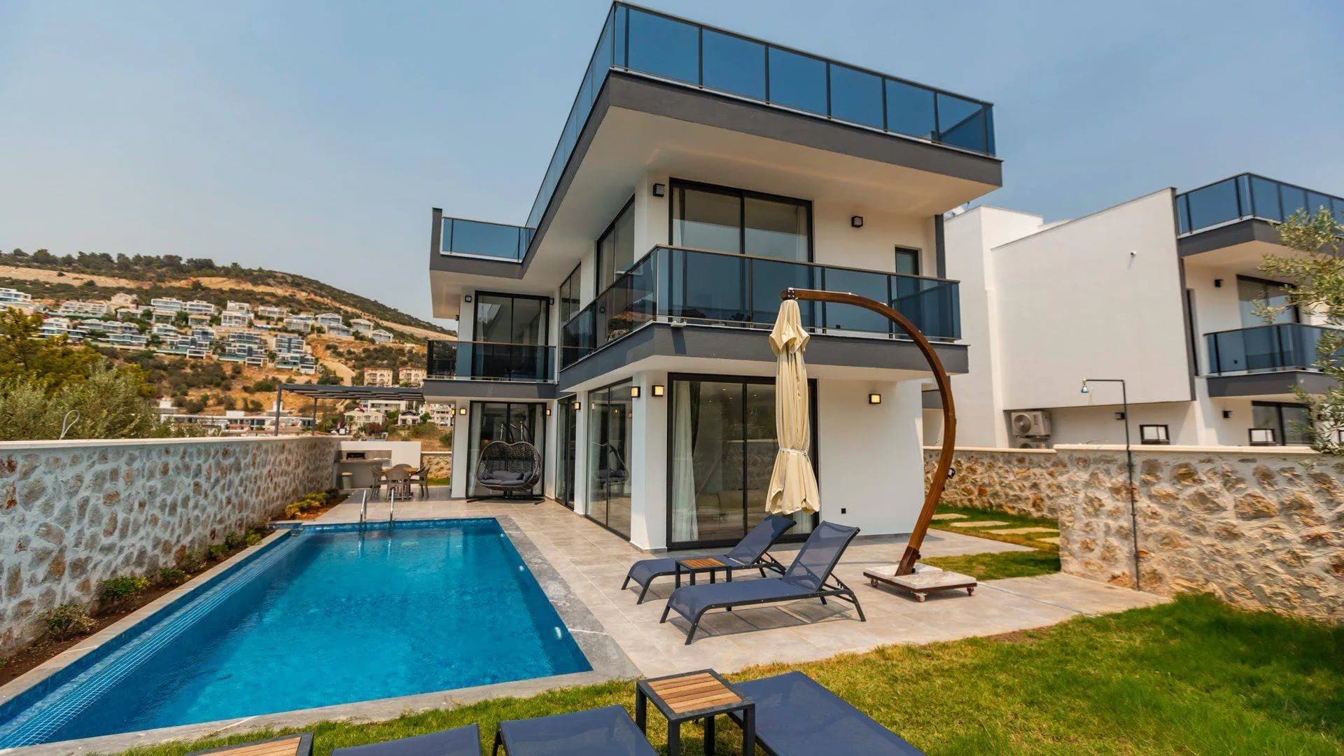 Kaş Kalkan'da Elverişli Konumda, Özel Havuzlu, Konforlu Villa görsel 3
