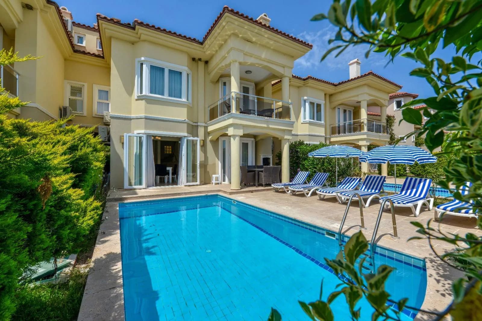 Fethiye Karagedik'te Site İçerisinde, Özel Havuzlu, Denize Sıfır Villa görsel 2