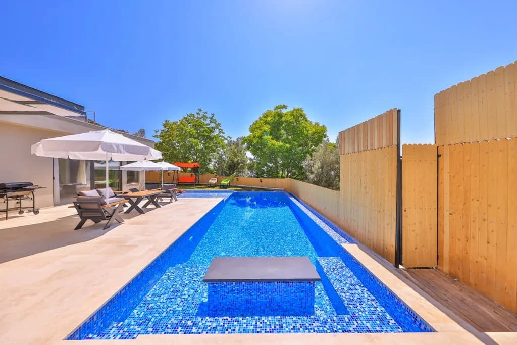 Kaş İslamlar'da Sakin Konumda, Isıtmalı Havuzlu, Kiralık Villa görsel 3
