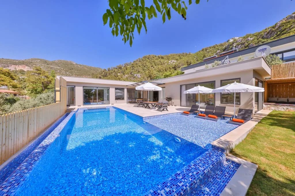 Kaş İslamlar'da Sakin Konumda, Isıtmalı Havuzlu, Kiralık Villa görsel 2