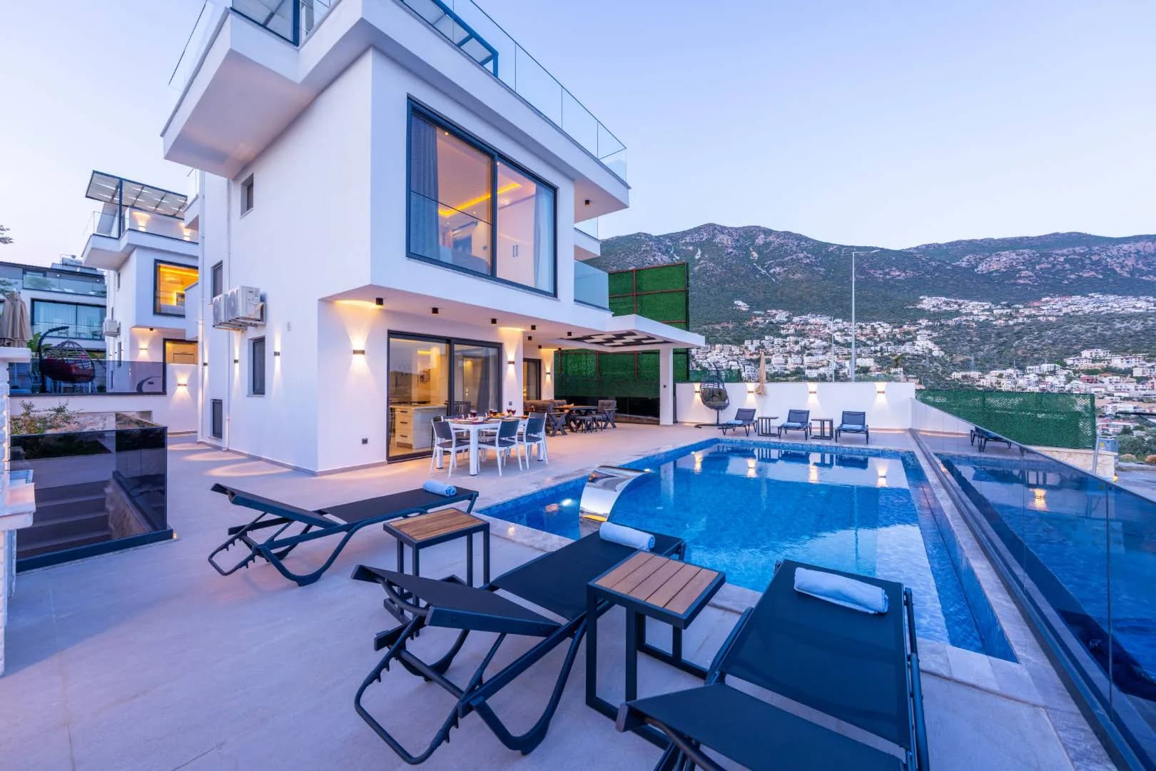 Kaş Kalkan'da Modern Tasarımlı, Özel Havuzlu, 3+1 Konforlu Villa görsel 3