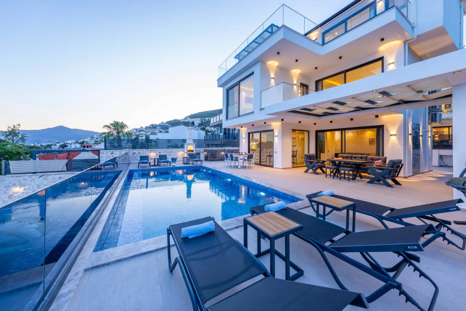 Kaş Kalkan'da Modern Tasarımlı, Özel Havuzlu, 3+1 Konforlu Villa görsel 2