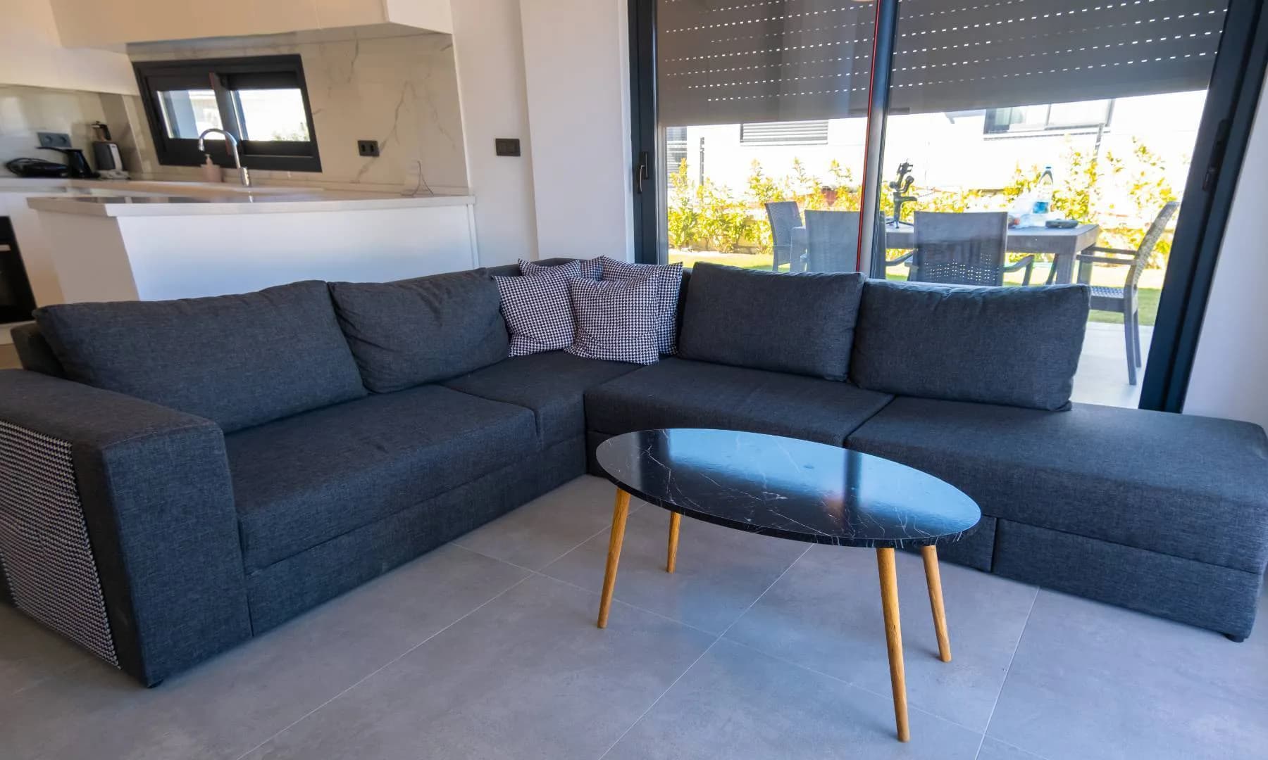 İzmir Çeşme'de Merkezi Konumda, Özel Havuzlu, Bahçeli, Lüks Villa görsel 3