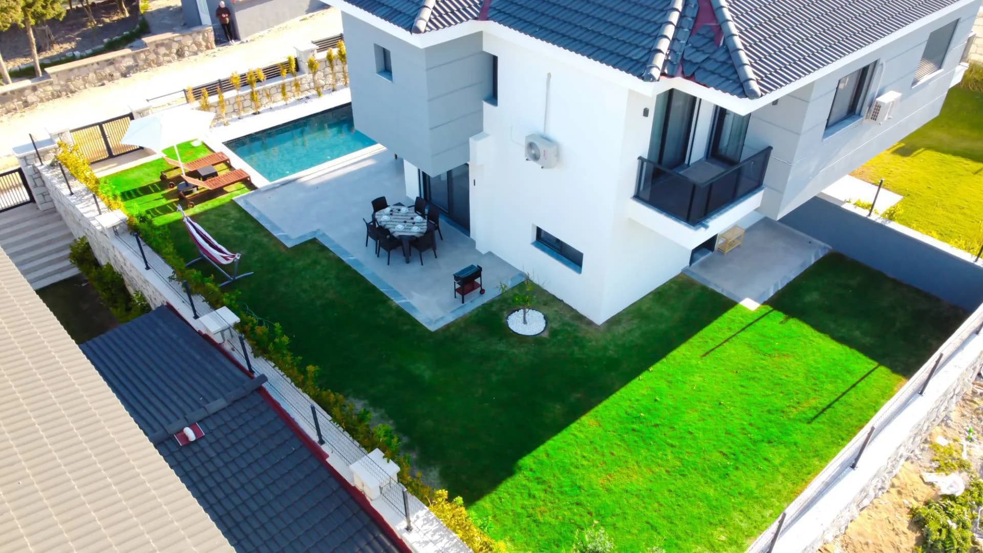 İzmir Çeşme'de Merkezi Konumda, Özel Havuzlu, Bahçeli, Lüks Villa görsel 2