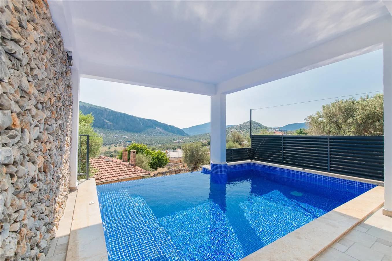 Kaş Bezirgan'da Enfes Doğa Manzaralı, Isıtmalı Havuzlu, Kiralık Suit görsel 3
