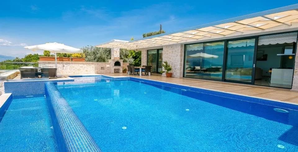 Kaş Üzümlü'de Doğa Manzaralı, Isıtmalı Özel Havuzlu, Konforlu Villa görsel 2