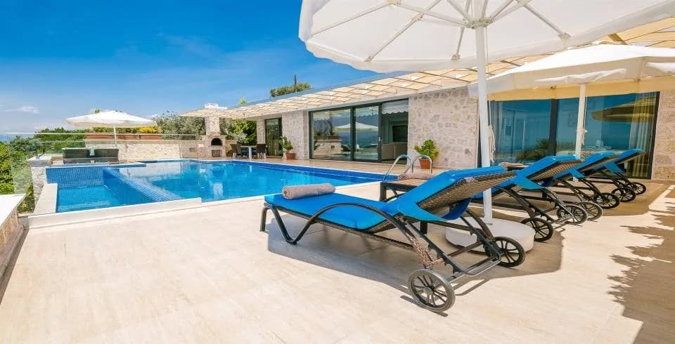 Kaş Üzümlü'de Doğa Manzaralı, Isıtmalı Özel Havuzlu, Konforlu Villa görsel 3