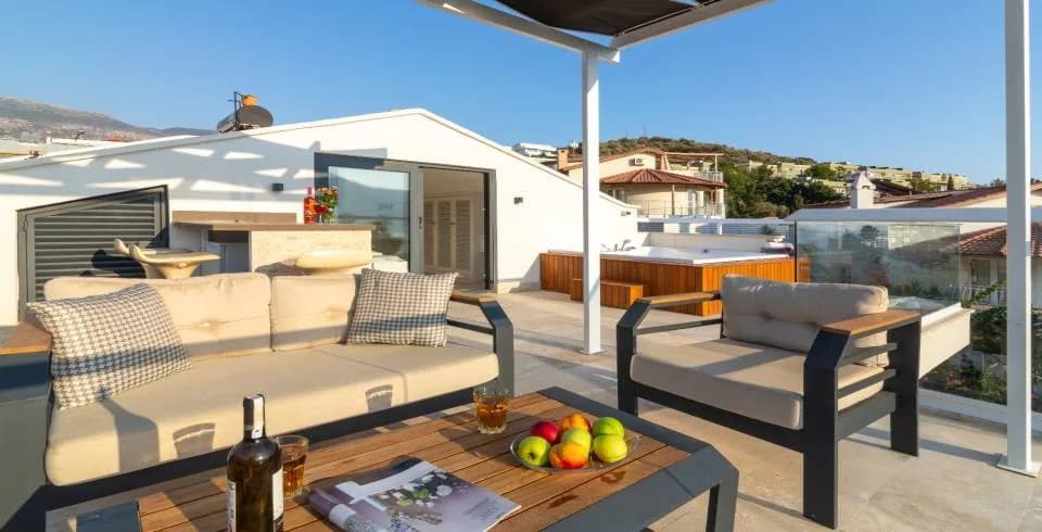 Kaş Kalkan'da Denize Yürüme Mesafesinde, Özel Havuzlu, Teraslı Villa görsel 3