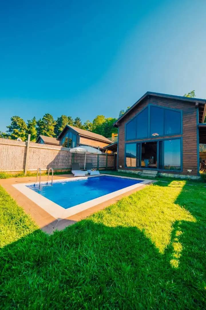 Sapanca Uzunkum'da Sakin Konumda, Isıtmalı Havuzlu, Kiralık Bungalov görsel 3