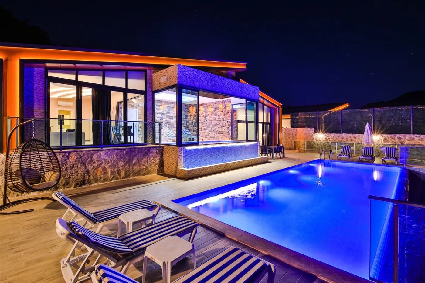 Kaş İslamlar'da Doğayla İç İçe, Açık ve Kapalı Havuzlu, Konforlu Villa görsel 2