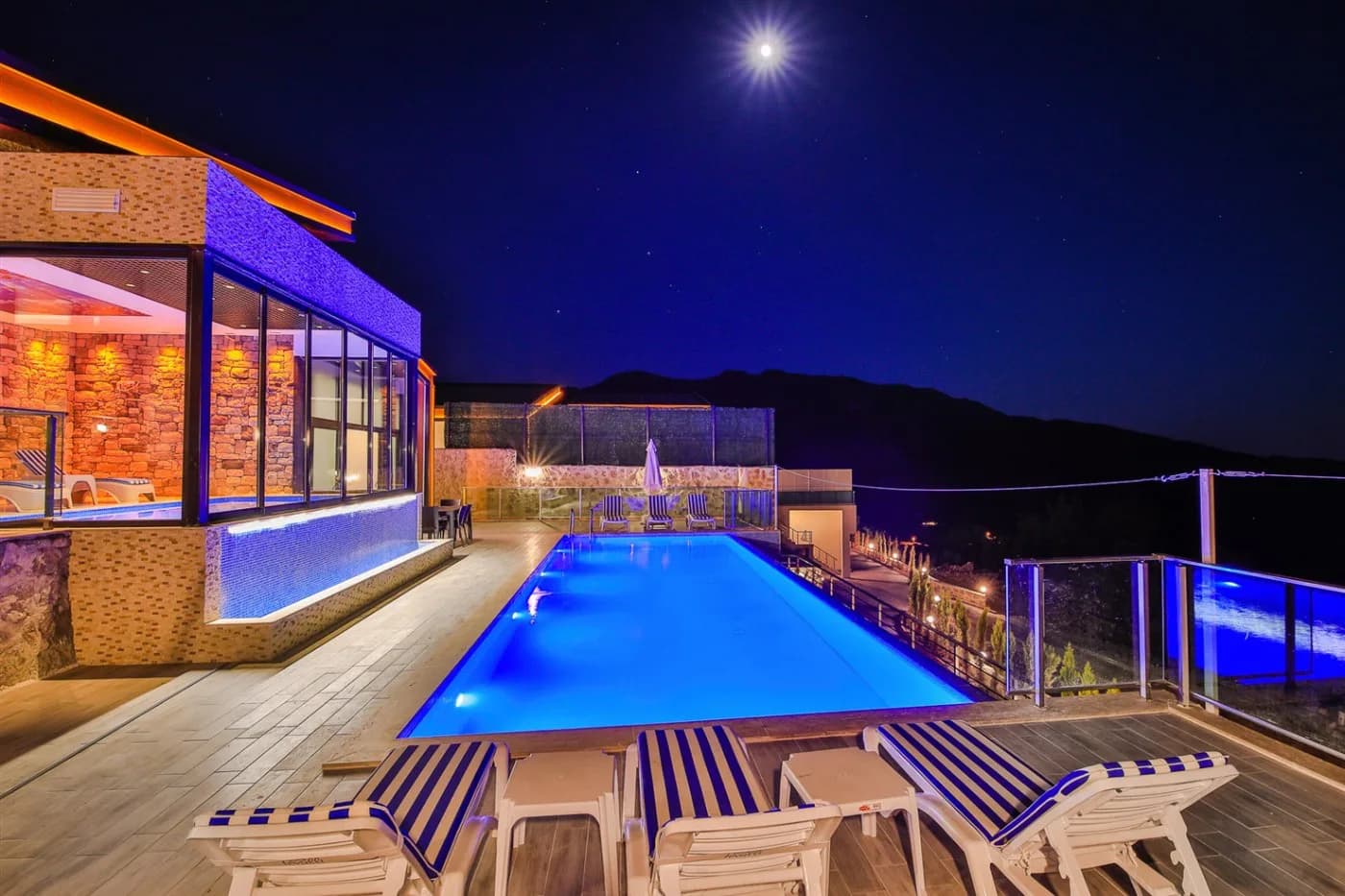 Kaş İslamlar'da Doğayla İç İçe, Açık ve Kapalı Havuzlu, Konforlu Villa görsel 3
